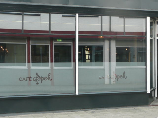 Raambelettering Café Spek